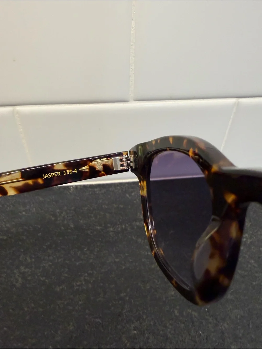 FREYRS Jasper Tortoise Round Sunglasses with Navy Case